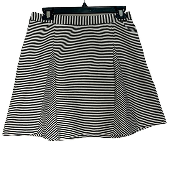 Michael Kors black and white skater, mini skirt, size 4 - Picture 3 of 4